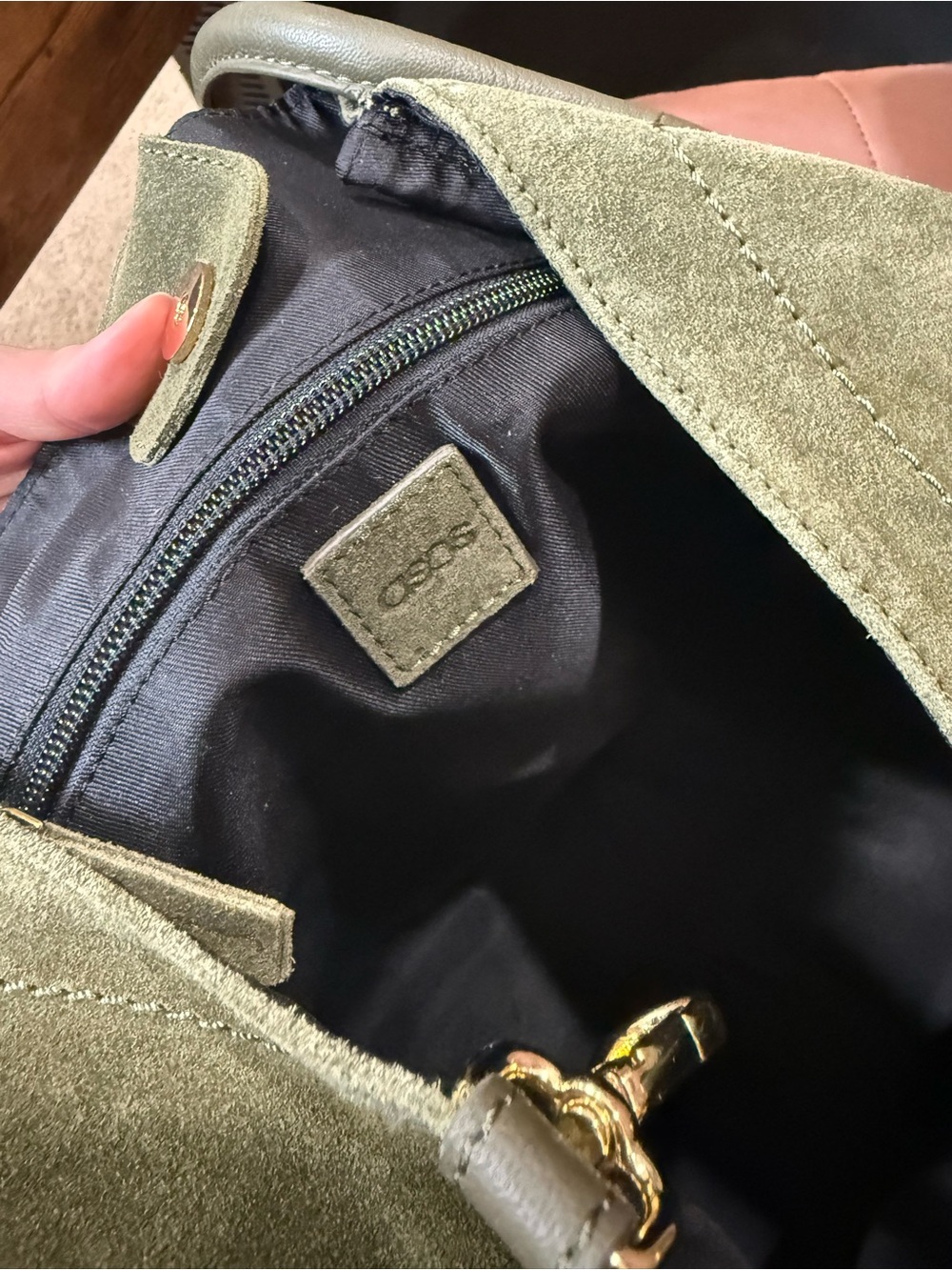 Viral ASOS DESIGN suede tubular tote bag in forest green - Picture 6 of 9